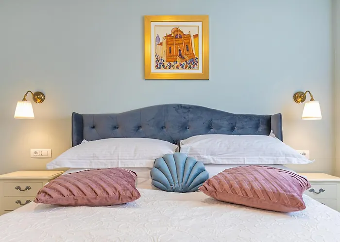 Апартаменты Three Musketeers Deluxe *