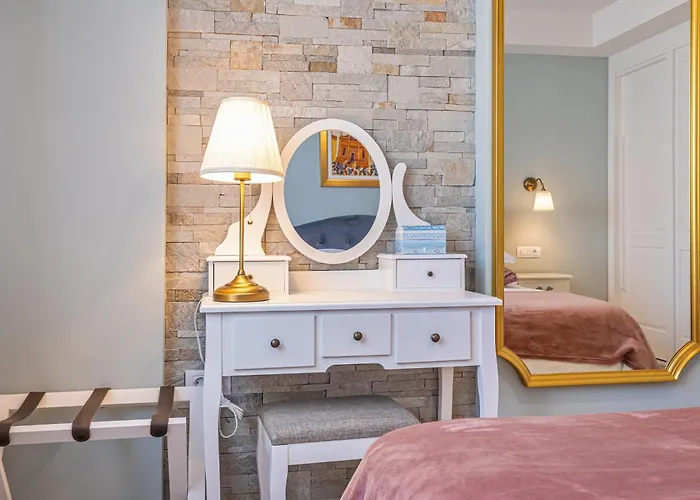 Three Musketeers Deluxe Апартаменты *